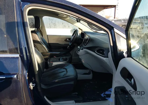 2017 Chrysler Pacifica Touring-L z USA, uszkodzony, nr VIN 2C4RC1BGXHR809490